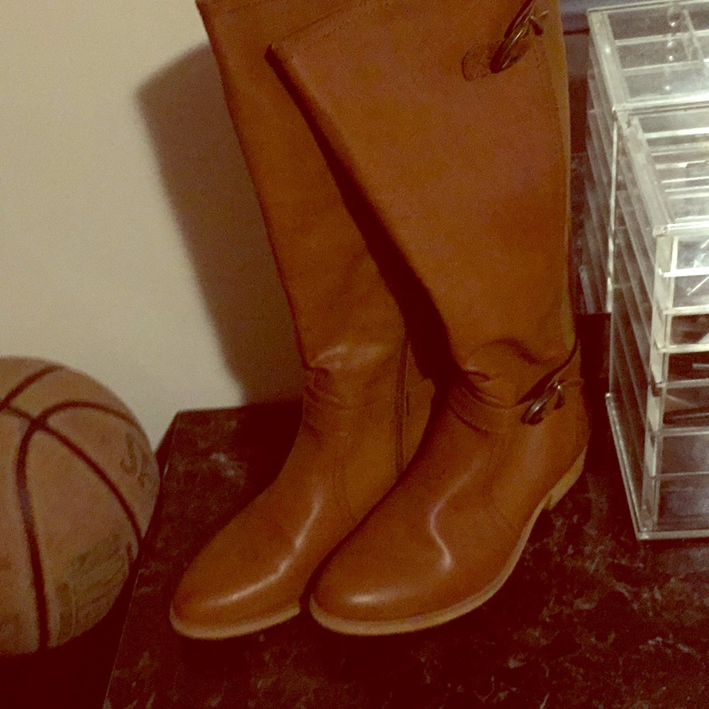 A brown boots for winter